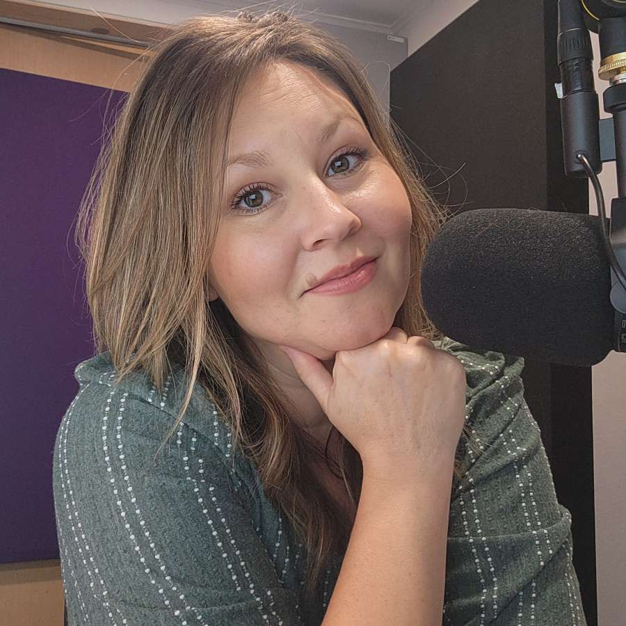 Amanda, voice actor